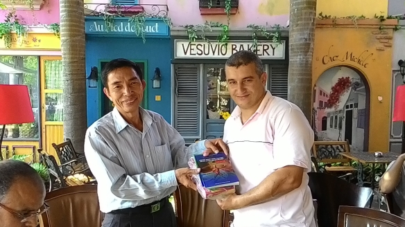Võ sư Nguyễn Chánh Tứ tặng quà và sách cho đại diện Vovinam Algeria (ảnh: L.T.H)