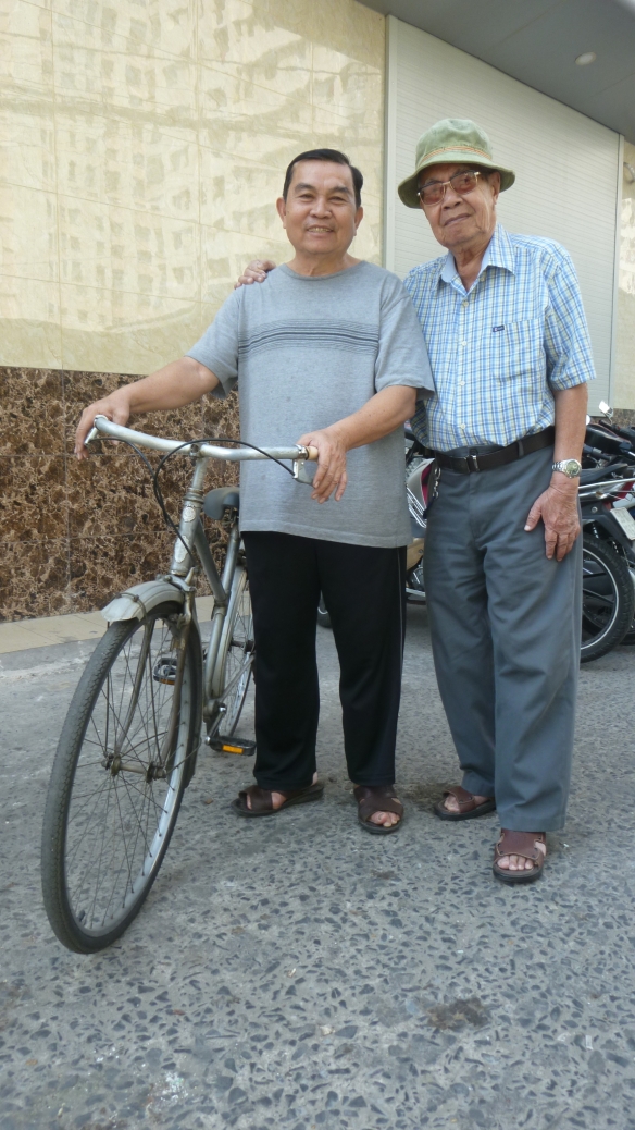 Chiếc xe đạp 60 tuổi của võ sư Nguyễn Văn Thông (phải)